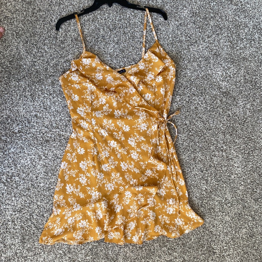 Abercrombie & Fitch size Medium Yellow Satin Wrap Dress